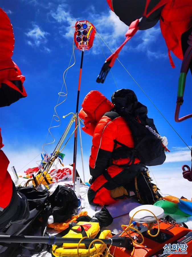 （2020珠峰高程测量）（9）独家照片：珠峰高程测量登山队队员在峰顶开展测量工作
