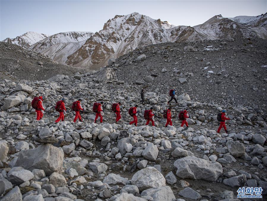 （2020珠峰高程测量）（2）2020珠峰高程测量登山队全体队员安全返回大本营