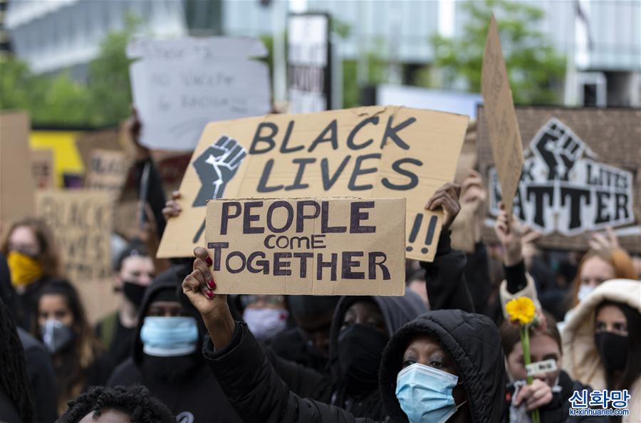 （国际）（4）英国伦敦：民众参加示威活动抗议美国种族歧视