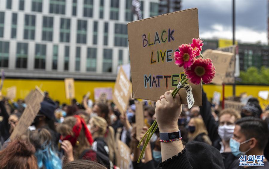 （国际）（12）英国伦敦：民众参加示威活动抗议美国种族歧视