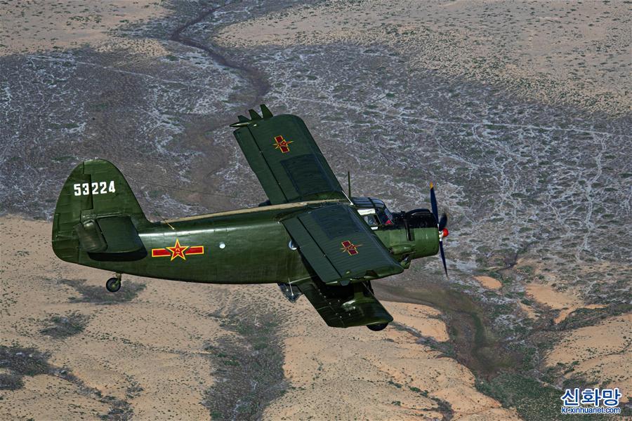 （军事）（1）西部战区空军运输搜救航空兵某团在阿拉善地区飞播造林
