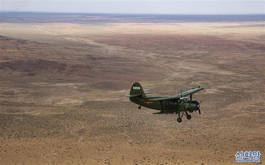 （軍事）（2）西部戰區空軍運輸搜救航空兵某團在阿拉善地區飛播造林