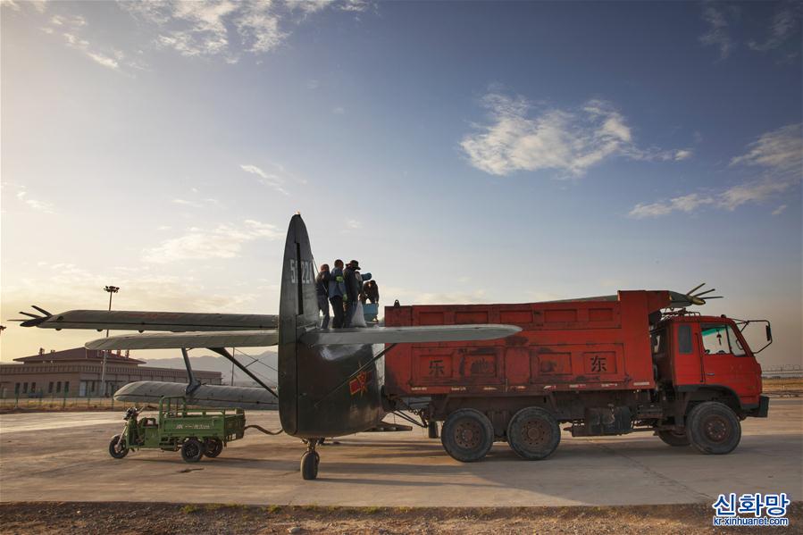 （軍事）（5）西部戰區空軍運輸搜救航空兵某團在阿拉善地區飛播造林