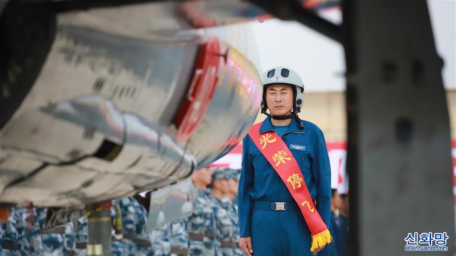 （图文互动）（7）5290小时！中国空军歼击机飞行纪录保持者光荣停飞