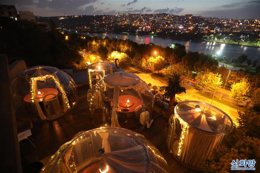 （国际疫情）（2）伊斯坦布尔一家餐厅推出透明钟型就餐防护罩
