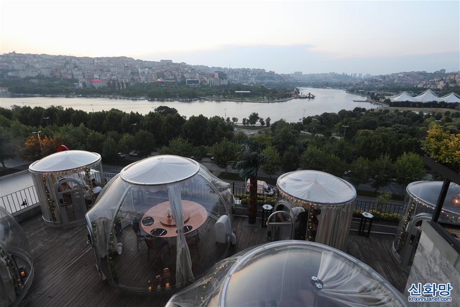 （国际疫情）（3）伊斯坦布尔一家餐厅推出透明钟型就餐防护罩