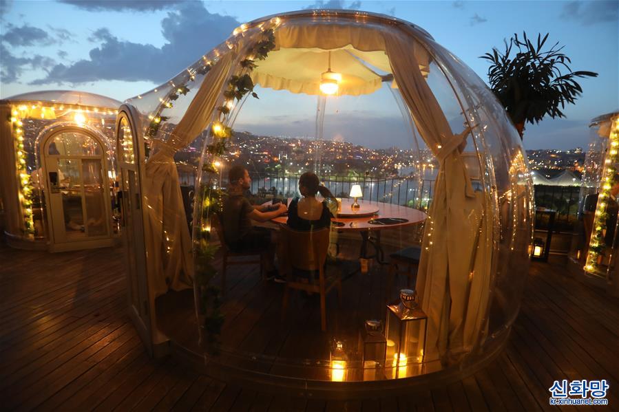 （国际疫情）（4）伊斯坦布尔一家餐厅推出透明钟型就餐防护罩