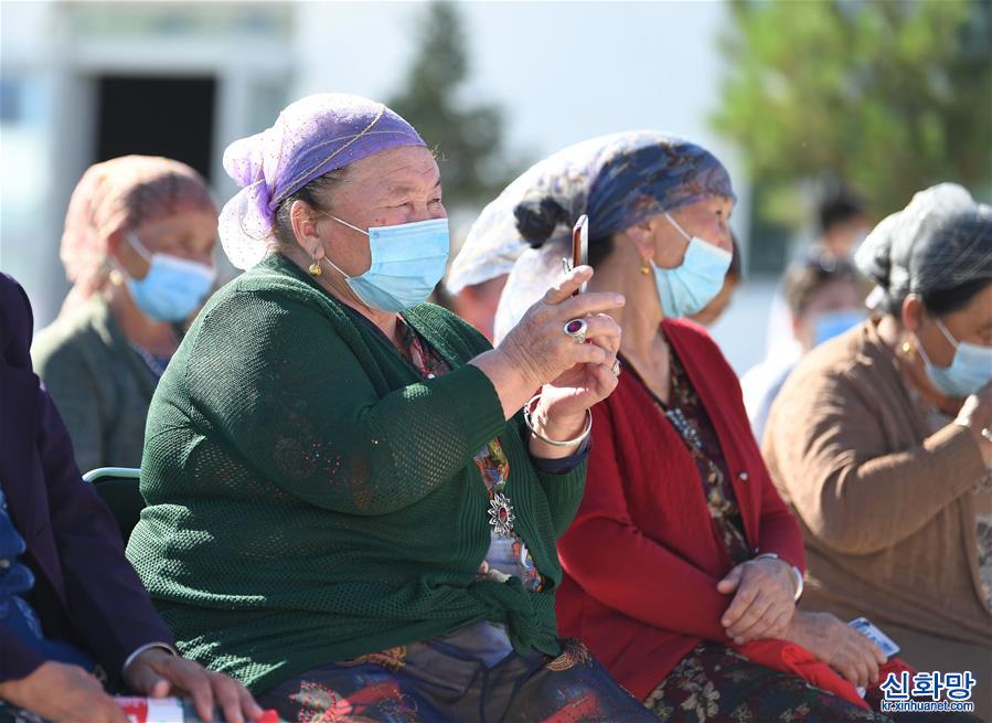 （文化）（2）新疆布尔津：冬不拉小分队受群众欢迎
