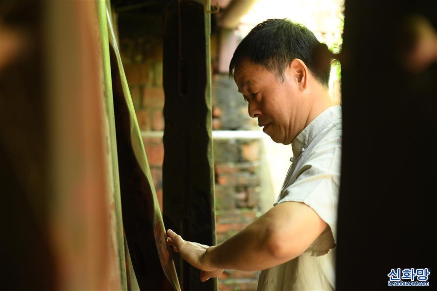 （图片故事）（2）杭州乡村斫琴师