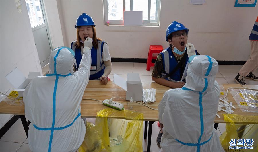 （聚焦疫情防控·新華視界）（2）北京大興：加強建築工地人員核酸檢測