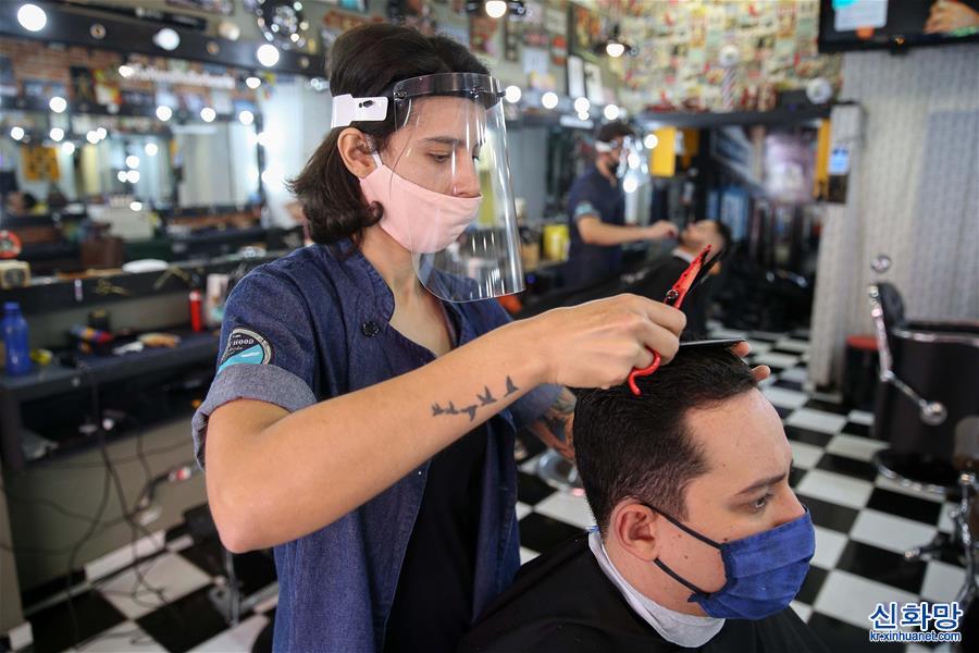 （国际疫情）（2）巴西圣保罗：重新开放理发店和餐厅