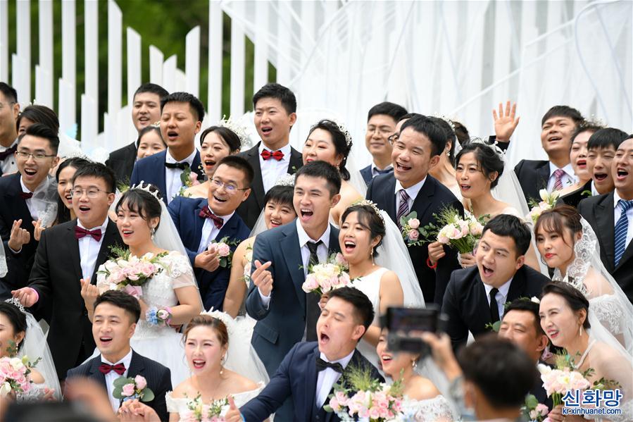 （社会）（5）吉林长白山：“战疫”新人举行集体婚礼
