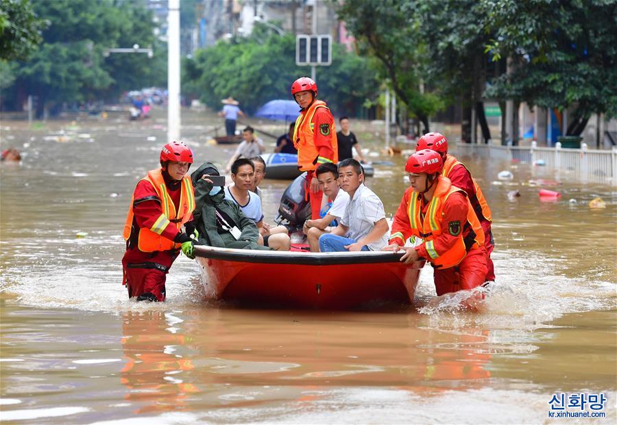 （防汛抗洪）（2）广西融水：紧急转移受灾群众
