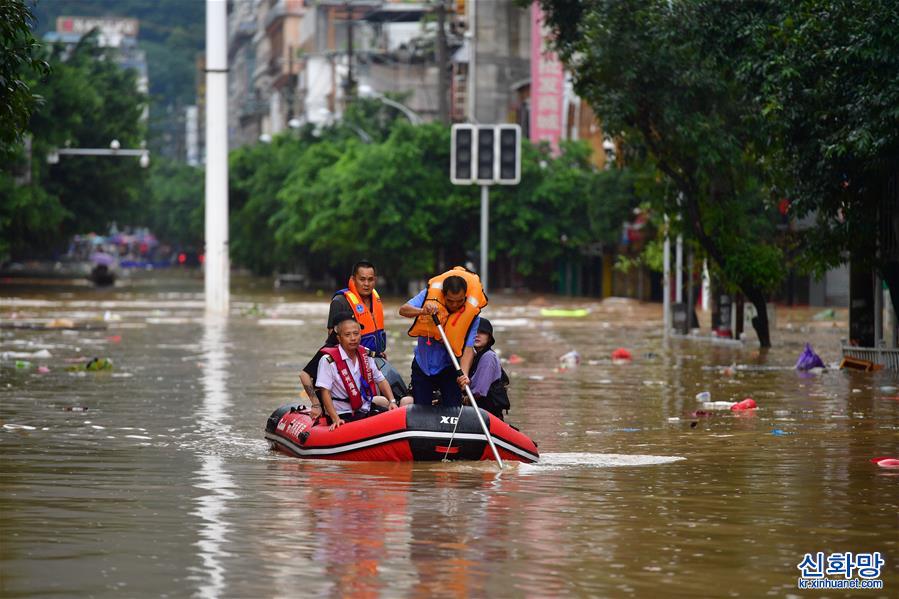 （防汛抗洪）（4）广西融水：紧急转移受灾群众