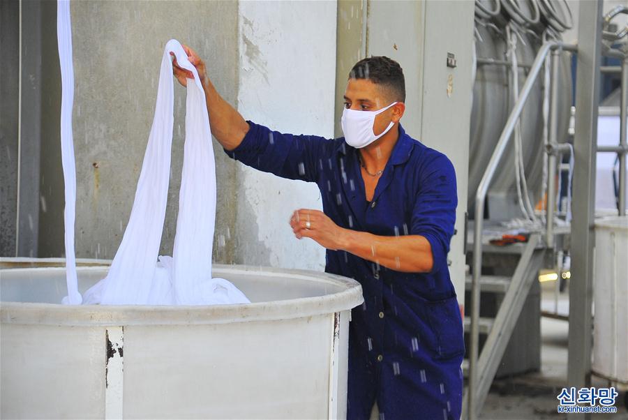 （XHDW）（2）叙利亚：口罩原材料生产忙