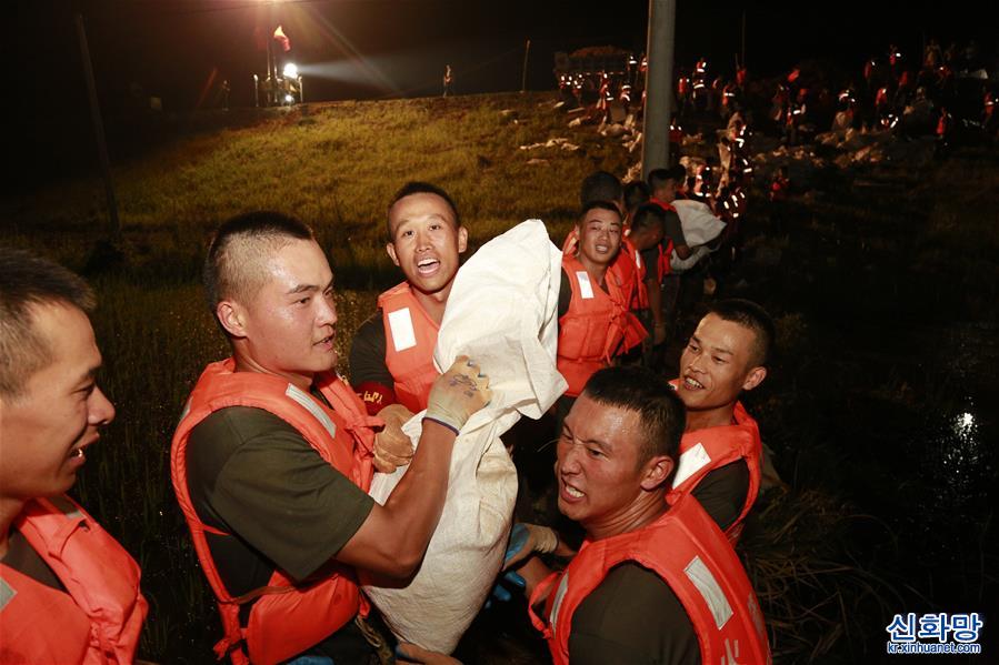 （防汛抗洪·图文互动）（8）洪水不退，子弟兵誓死不退——解放军和武警部队官兵参与洪涝灾害抢险救援记事