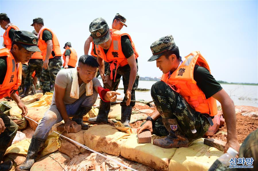 （防汛抗洪·图文互动）（2）洪水不退，子弟兵誓死不退——解放军和武警部队官兵参与洪涝灾害抢险救援记事