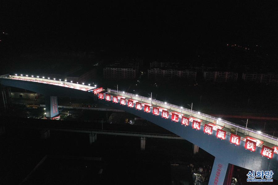 （经济）（4）浙江宁波：城市轨道交通桥梁“转体”跨越铁路线