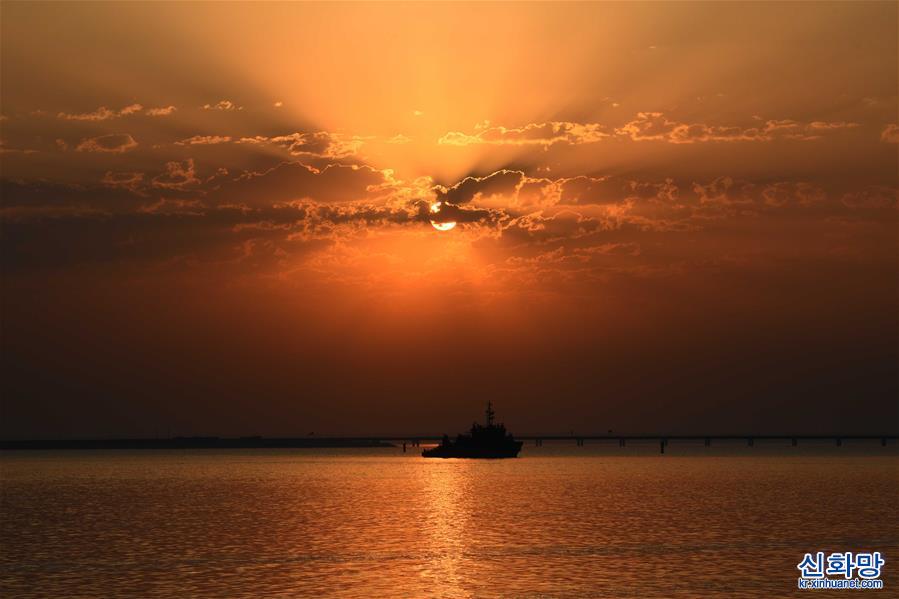 （新华视界）（1）科威特城海滨日落