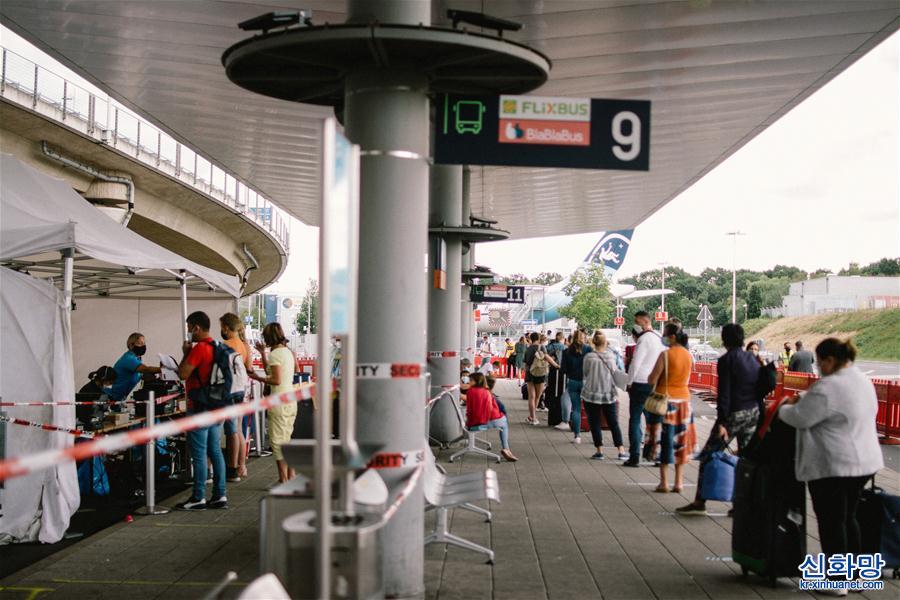 （国际疫情）（5）德国科隆：旅客在机场接受新冠检测