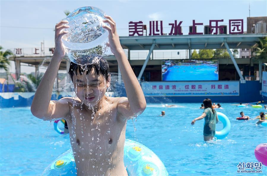 （社会）（3）重庆：市民水中觅清凉