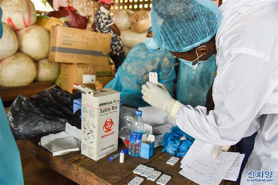 （新华视界）（2）喀麦隆：市场上的流动医疗队