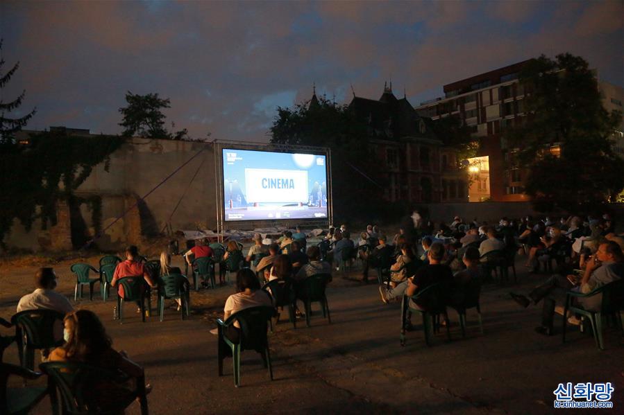 （新华视界）（2）罗马尼亚：疫情中“月光下的电影院”