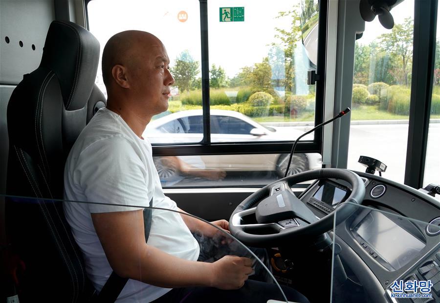 （经济）（2）自动驾驶公交亮相郑州