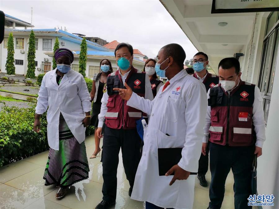 （國際疫情·圖文互動）（1）中國專家組與幾內亞醫護人員交流抗疫經驗