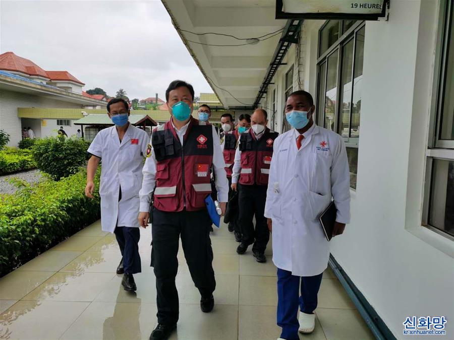 （国际疫情·图文互动）（3）中国专家组与几内亚医护人员交流抗疫经验