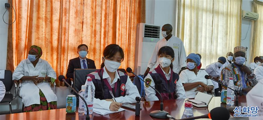 （国际疫情·图文互动）（2）中国专家组与几内亚医护人员交流抗疫经验