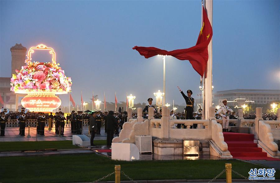 （社会）（3）国庆升旗仪式在天安门广场举行