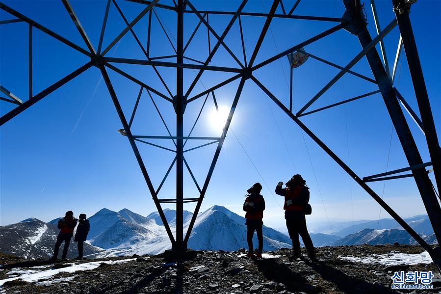 （社会）（3）海拔4000米的冰雪电力巡检路