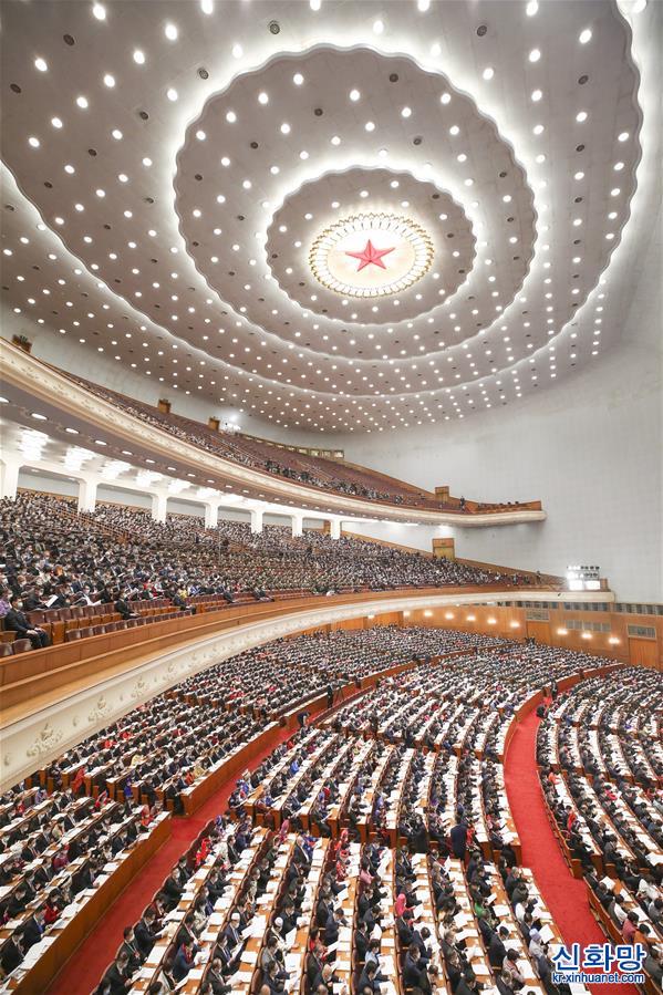 （两会·人大开幕·XHDW）（4）十三届全国人大四次会议在京开幕