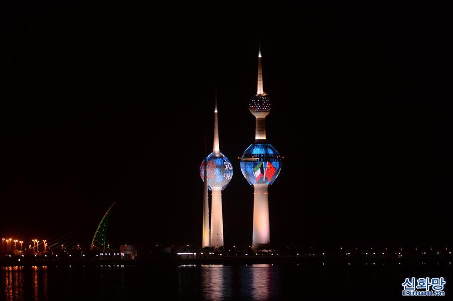 （國際）（1）科威特塔點亮中科國旗樣式燈光慶祝兩國建交50周年