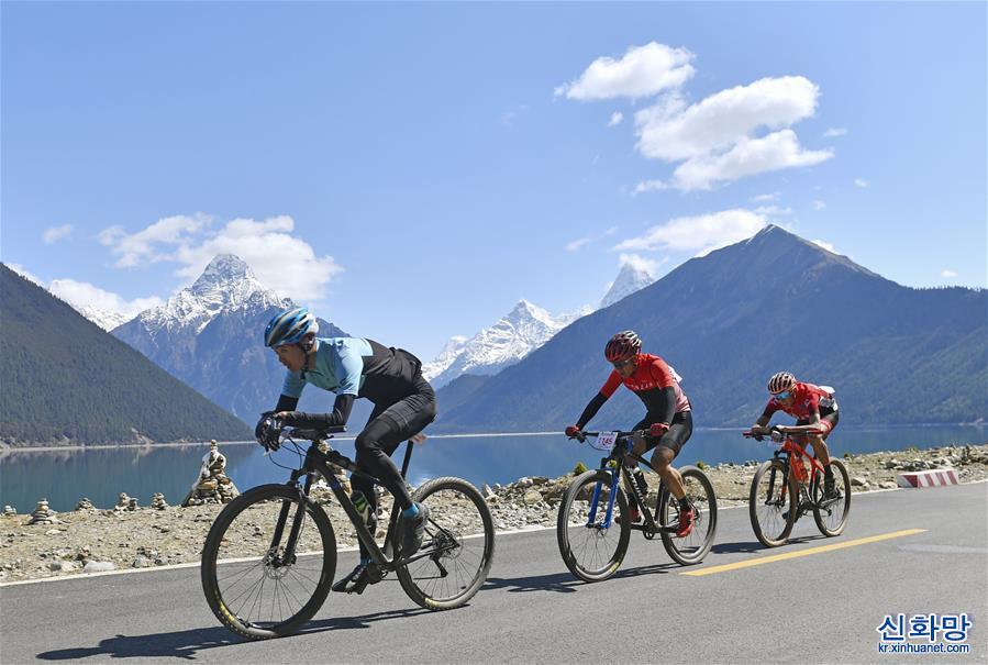 （体育）（1）中国海拔最高环湖自行车赛在西藏巴松措开赛