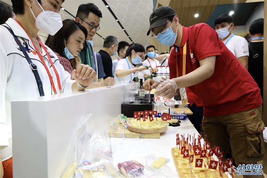 （社会）（1）走进首届中国国际消费品博览会