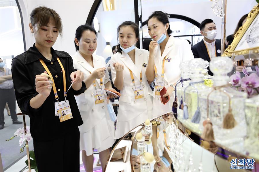 （社会）（4）走进首届中国国际消费品博览会