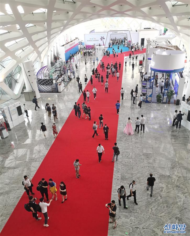 （社会）（15）走进首届中国国际消费品博览会