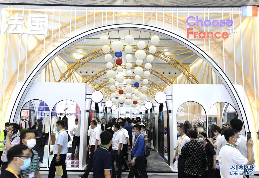 （社会）（3）走进首届中国国际消费品博览会
