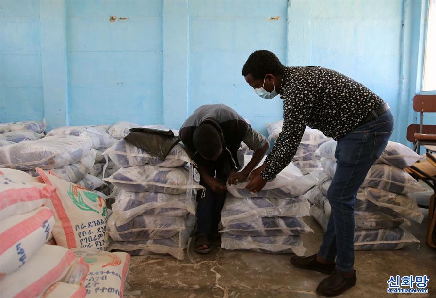 （国际）（5）中国扶贫基金会向埃塞俄比亚贫困儿童发放“粮食包”