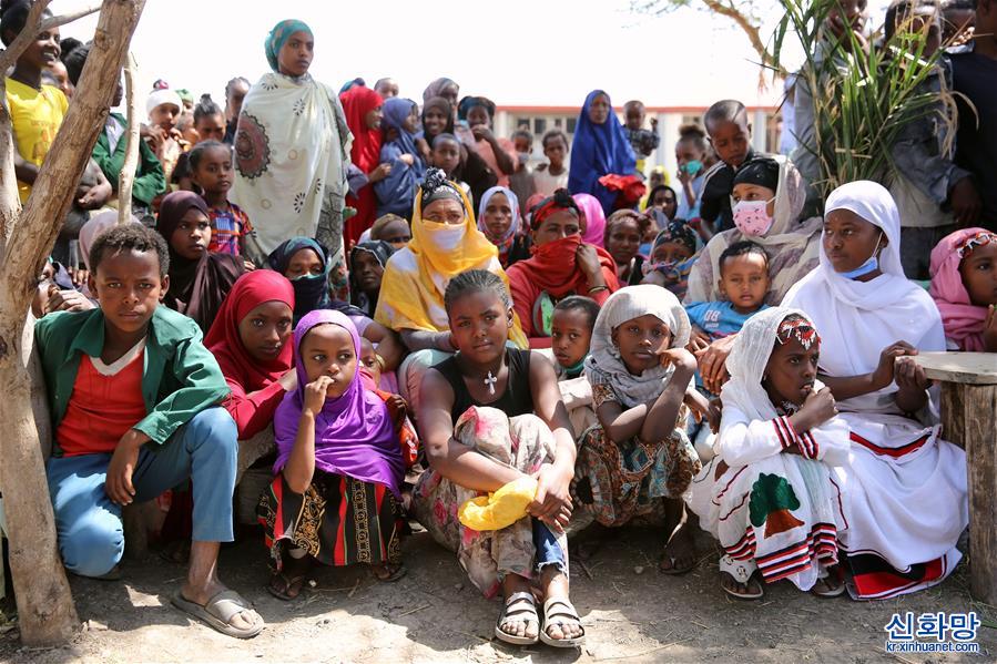 （国际）（3）中国扶贫基金会向埃塞俄比亚贫困儿童发放“粮食包”
