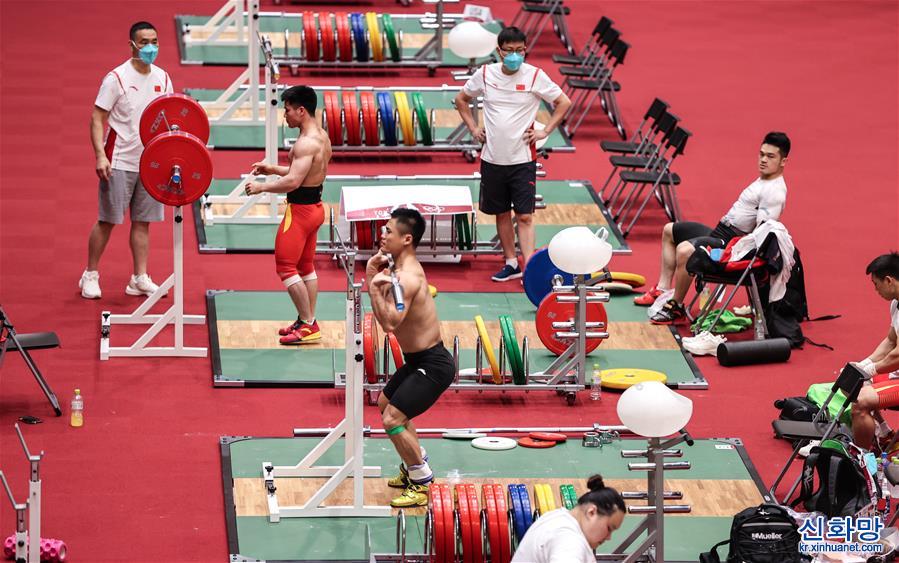 （东京奥运会）（1）举重——中国队进行首次热身训练