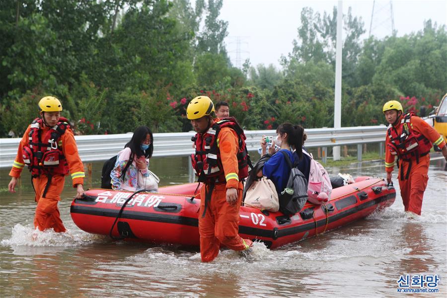 （关注河南强降雨）（1）郑州：中原科技学院被困人员疏散