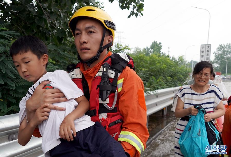 （关注河南强降雨）（5）郑州：中原科技学院被困人员疏散