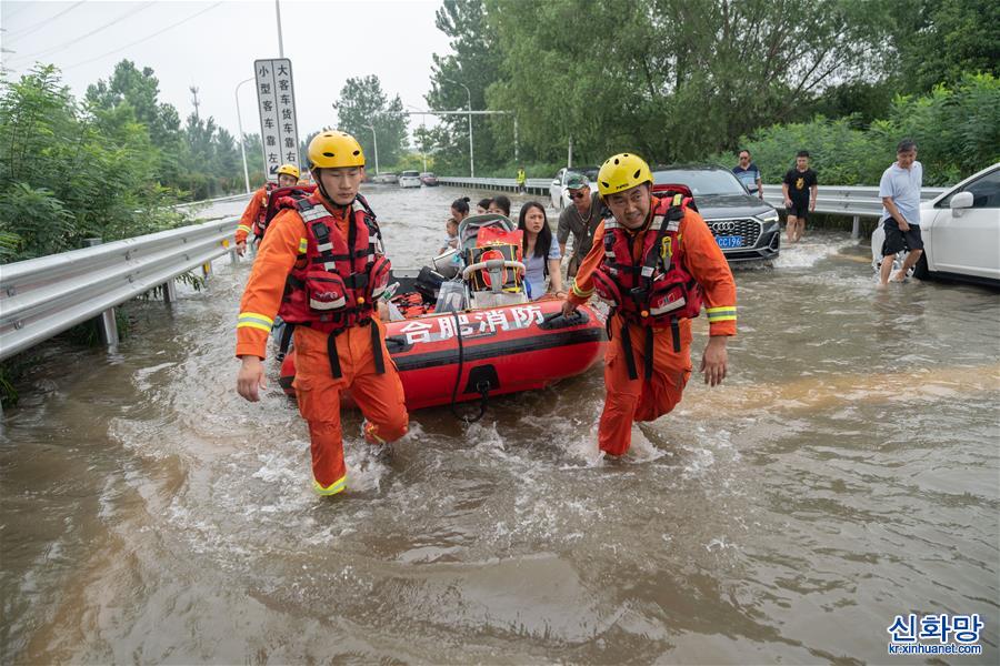 （关注河南强降雨）（10）郑州：中原科技学院被困人员疏散