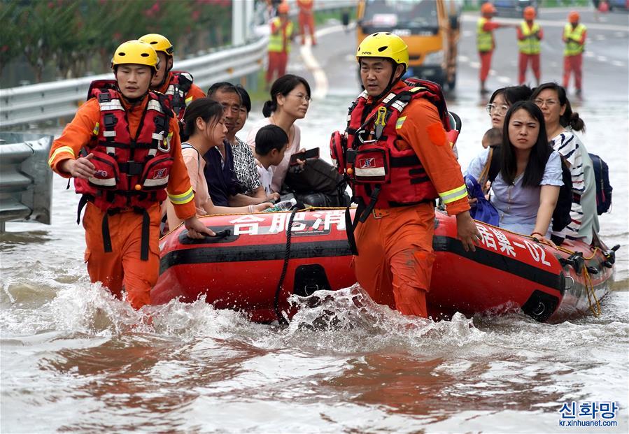 （关注河南强降雨）（8）郑州：中原科技学院被困人员疏散