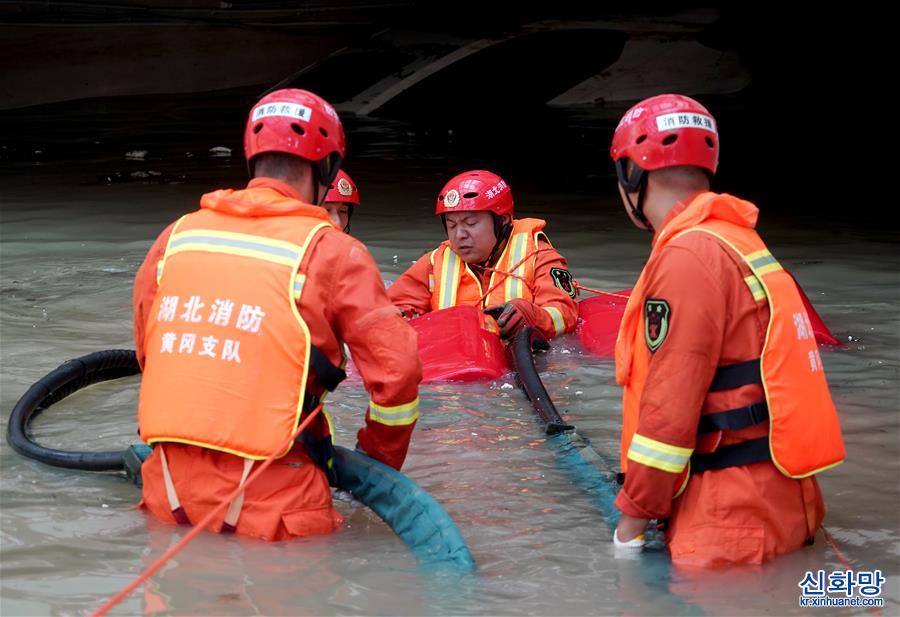 （关注河南强降雨）（7）郑州：清淤排涝 恢复重建