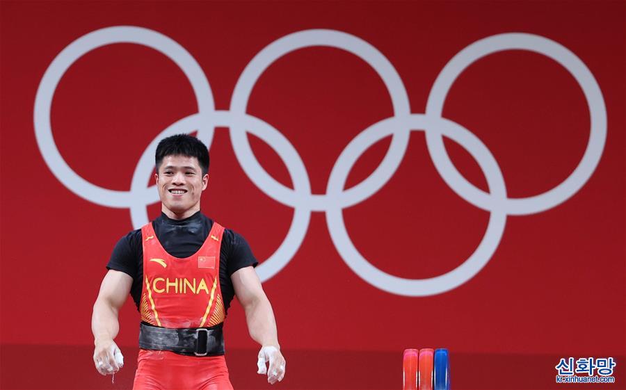（东京奥运会）（1）举重——男子61公斤级：李发彬夺冠
