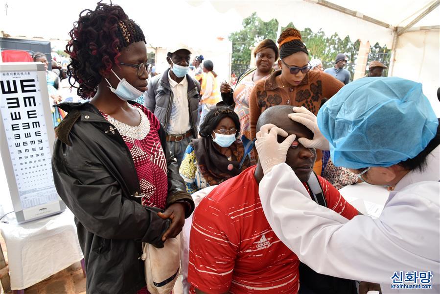 （國際·圖文互動）（1）中國援喀麥隆醫療隊舉行義診造福當地群眾